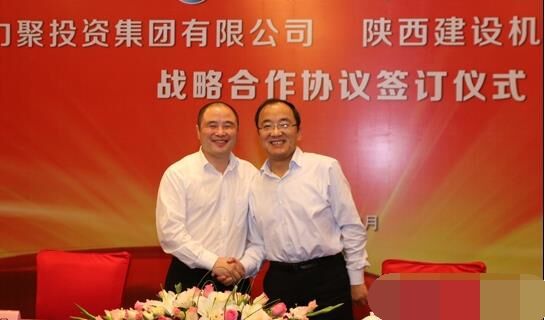 近日，陜建機械與安徽力聚簽訂戰(zhàn)略合作協(xié)議，陜建機械董事長楊宏軍，副總經(jīng)理、營銷總監(jiān)賀衛(wèi)東，安徽力聚投資集團董事長宋執(zhí)壽，黨支部書記陳邦勤以及安徽潤路公司總經(jīng)理杜永龍等單位領(lǐng)導(dǎo)出席了會議