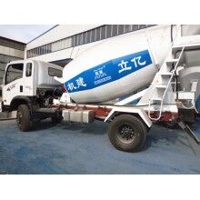 專業(yè)生產(chǎn)小型混凝土罐車，億立實業(yè)2m3攪拌罐車