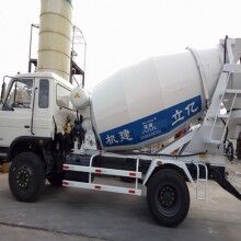 河南攪拌罐車生產(chǎn)廠家，億立實業(yè)4m3混凝土罐車專賣